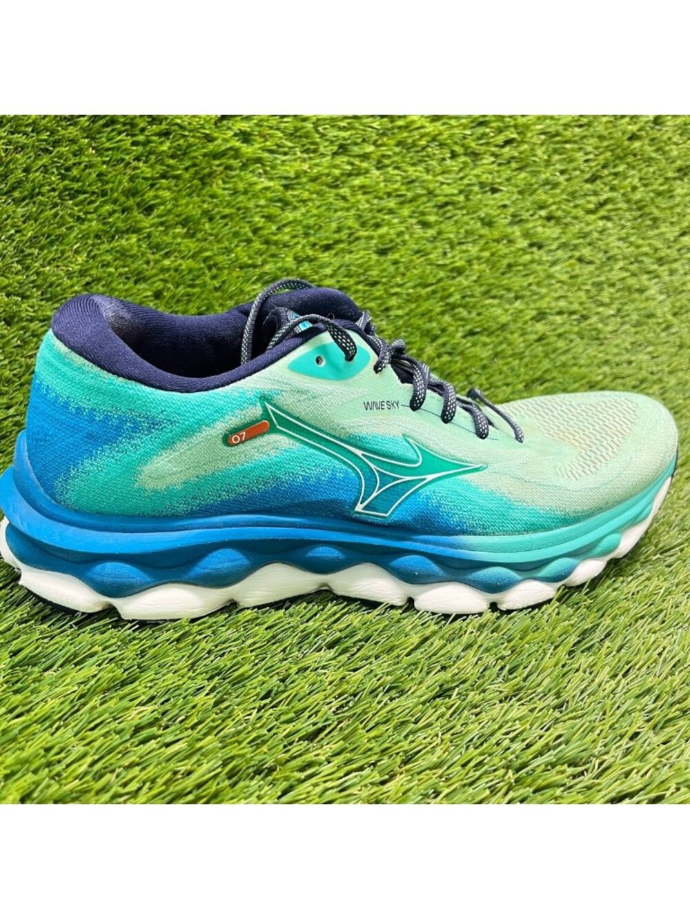 Mizuno Wave Sky 7 Womens Size 10 Light Blue Navy Athletic Running Shoes Sneakers